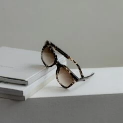 Florence Crystal Tortoise Brown 23 Florence Crystal Tortoise Brown -Luxury Gear Shop 6884dd5aac65e3f33d2e7c4f0e914b42